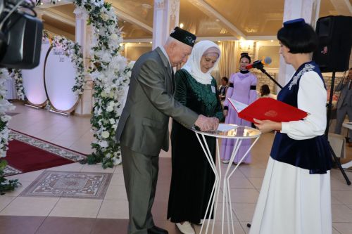 Сабада алтын, бриллиант туйларын билгеләп узучы парларны тәбрикләделәр