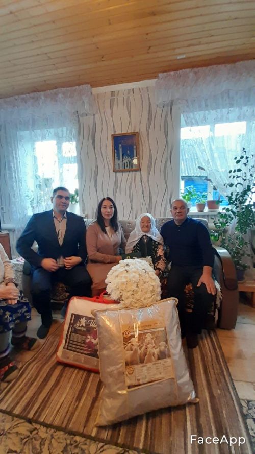 90 яшен каршылаган Сәгыйдә апаның тәрәз төбе һәрвакыт шау чәчәктә