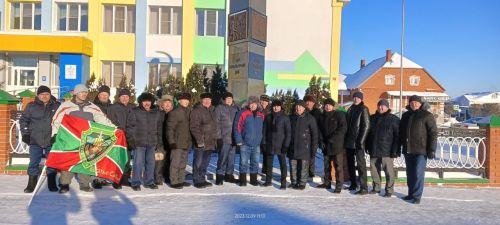 Бүген Ватан геройлары көне уңаеннан Байлар Сабасы үзәгендәге һәйкәлләргә чәчәкләр салдылар