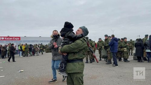 Миңнеханов район башлыкларына ялга кайткан мобилизацияләнүчеләрне лаеклы каршыларга кушты