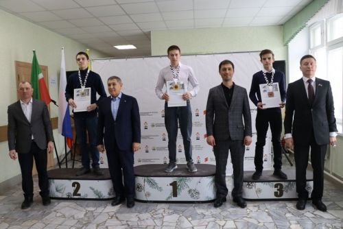 Лесхозда  үткәрелгән шахмат ярышында Нургали Миннехановның  оныкчыгы Нургали  дә катнашты