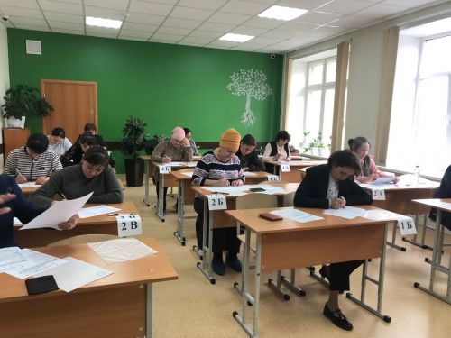 Сабада әти-әниләр Бердәм дәүләт имтиханы тапшырды