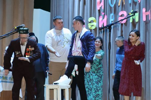 Мунчала бәйләделәр, орлык чыгардылар, сөрән салып солдатка да озаттылар