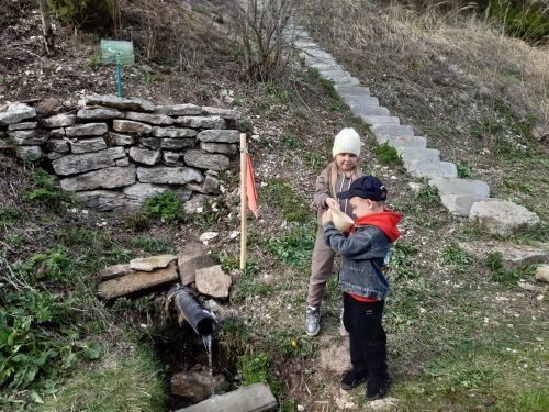 Шәмәрдәндә бакча балалары әти-әниләре һәм тәрбиячеләре белән берлектә авыл чишмәсен чистарттылар