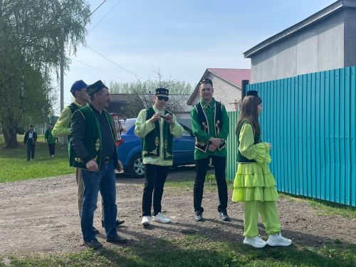 «Безгә бирсәң бер күкәй, тавыгың салыр йөз күкәй!»