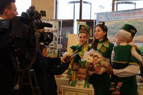 «Гаилә тарихында гасырлар кайтавазы» шәҗәрә фестивалендә җиңү яулаган Хантимеровларны Рөстәм Миңнеханов бүләкләде [фоторепортаж]