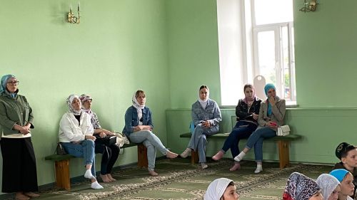 Сабаның сәләтле балалар мәктәбе каршындагы  лагерьга йөрүче укучылар Саба җәмигъ мәчетендә булдылар