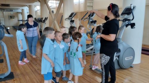 «Кыңгырау» балалар бакчасында тәрбияләнүчеләр  «Бассейн»  һәм «Автосервис» станцияләрендә булдылар
