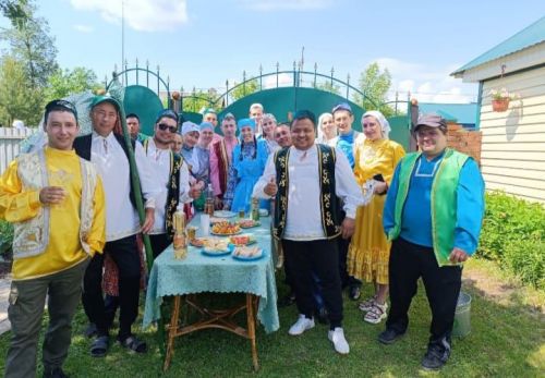 Лесхоз мәдәният йорты хезмәткәрләре авыл активистлары белән берлектә бирнә җыйдылар [+фото]