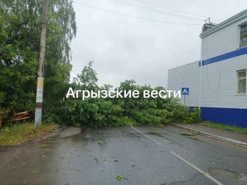 Әгерҗедә чыккан гарасат агачларны аударган, түбәләрне куптарган, җирле халыкны утсыз калдырган