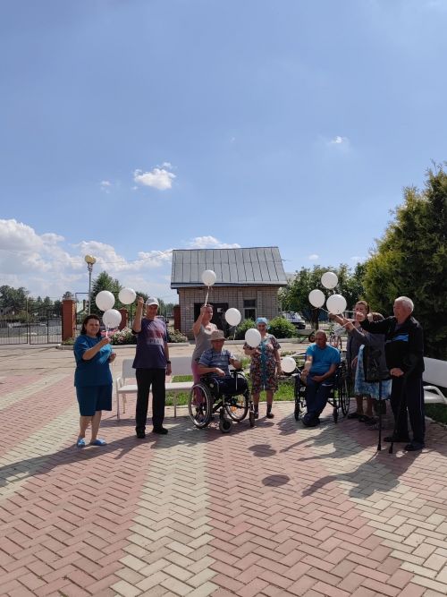 Лесхоз өлкәннәр һәм инвалидлар интернат–йортында сугыш утында һәлак булган балалар истәлегенә күккә ак шарлар очырдылар