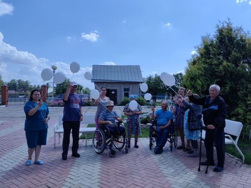 Лесхоз өлкәннәр һәм инвалидлар интернат–йортында сугыш утында һәлак булган балалар истәлегенә күккә ак шарлар очырдылар