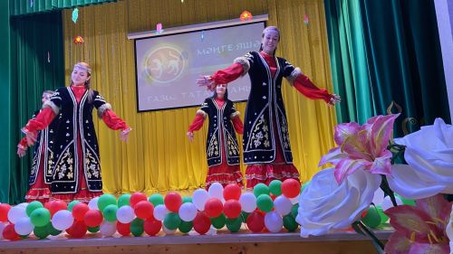 Лесхоз мәдәният йортында  Республика көне уңаеннан үткәрелгән концертта төрле милләт биюләре башкарылды