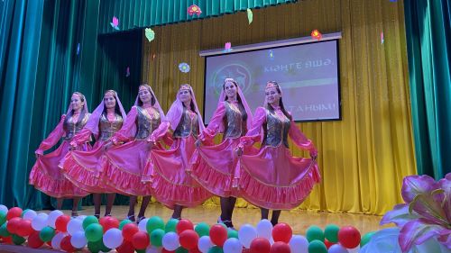 Лесхоз мәдәният йортында  Республика көне уңаеннан үткәрелгән концертта төрле милләт биюләре башкарылды
