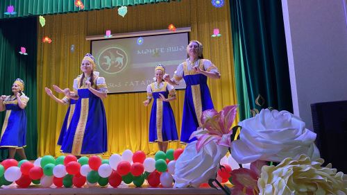 Лесхоз мәдәният йортында  Республика көне уңаеннан үткәрелгән концертта төрле милләт биюләре башкарылды