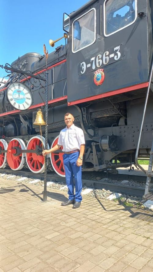 Шәмәрдәндә яшәүче Сергей Степанов тимер юлчылар көнендә Җиңү паркында истәлек монументы урнаштырды