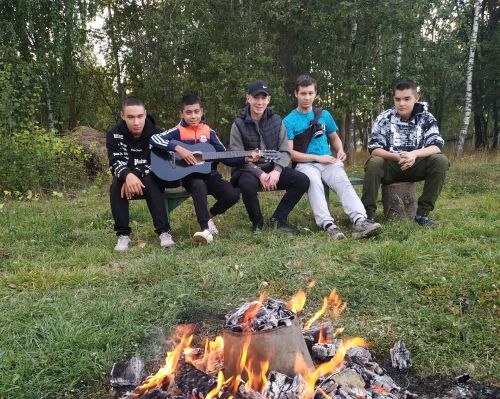 Иштуган яшьләре гитара белән учак янында кич утырды