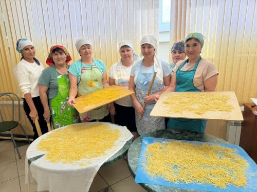 Бассейн хезмәткәрләре солдатларга токмач кистеләр