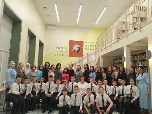 Саба үзәк китапханәсендә узган чарада әниләрне Филүс Каһиров һәм Илфар Кәримов котлады