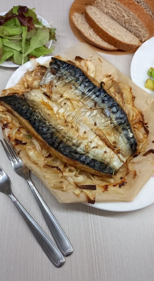 Бүген кичке ашка -  мичтә пешкән скумбрия балыгы