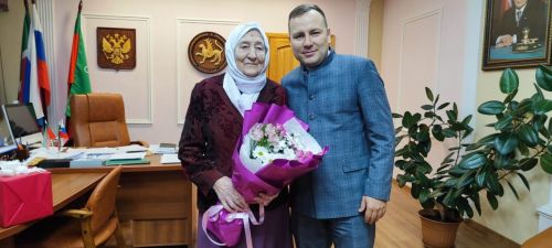 Геройлар көне уңаеннан Социалистик Хезмәт Герое Гөлбикә апа Кәримованы котладылар