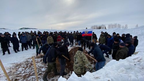 Бүген райондашыбыз, махсус хәрби операциядә вафат булган Радик Исхаковны соңгы юлга озаттылар (фото +видео)