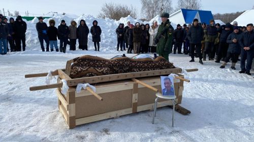 Бүген райондашыбыз, махсус хәрби операциядә вафат булган Радик Исхаковны соңгы юлга озаттылар (фото +видео)