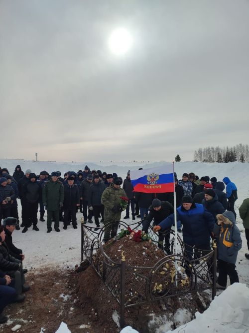 Бүген райондашыбыз, махсус хәрби операциядә вафат булган Радик Исхаковны соңгы юлга озаттылар (фото +видео)