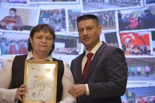 Район мәдәният йортында узган бәйрәм чарасында 100дән артык мәдәният хезмәткәрен сәхнәгә чакырып хөрмәтләделәр