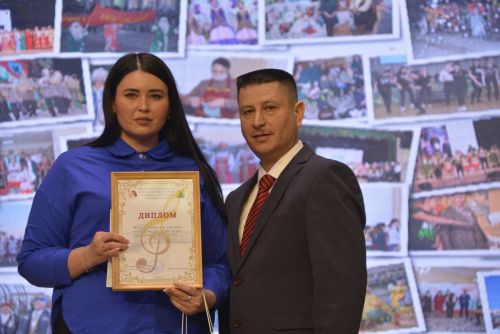 Район мәдәният йортында узган бәйрәм чарасында 100дән артык мәдәният хезмәткәрен сәхнәгә чакырып хөрмәтләделәр