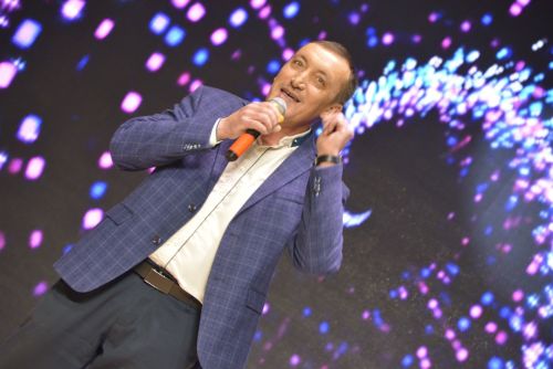 Район мәдәният йортында узган бәйрәм чарасында 100дән артык мәдәният хезмәткәрен сәхнәгә чакырып хөрмәтләделәр