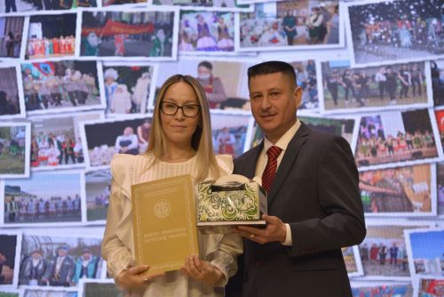 Район мәдәният йортында узган бәйрәм чарасында 100дән артык мәдәният хезмәткәрен сәхнәгә чакырып хөрмәтләделәр