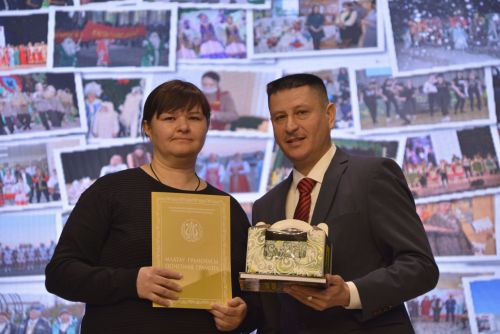 Район мәдәният йортында узган бәйрәм чарасында 100дән артык мәдәният хезмәткәрен сәхнәгә чакырып хөрмәтләделәр