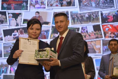 Район мәдәният йортында узган бәйрәм чарасында 100дән артык мәдәният хезмәткәрен сәхнәгә чакырып хөрмәтләделәр