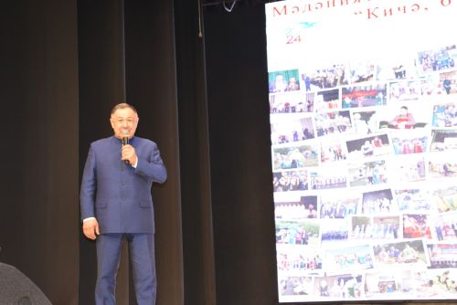 Район мәдәният йортында узган бәйрәм чарасында 100дән артык мәдәният хезмәткәрен сәхнәгә чакырып хөрмәтләделәр