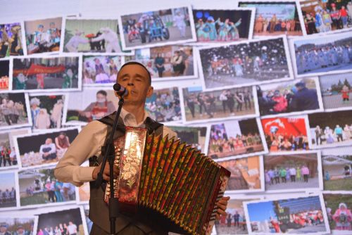 Район мәдәният йортында узган бәйрәм чарасында 100дән артык мәдәният хезмәткәрен сәхнәгә чакырып хөрмәтләделәр