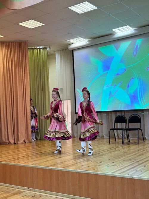 Балалар сәхнәгә бию кую буенча осталыкларын күрсәттеләр