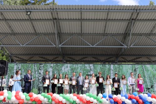 Бүген районыбызның 9 һәм 11 сыйныф укучыларына төп һәм урта белем алу турында аттестат тапшыру тантанасы булды