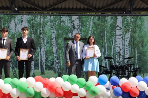 Бүген районыбызның 9 һәм 11 сыйныф укучыларына төп һәм урта белем алу турында аттестат тапшыру тантанасы булды