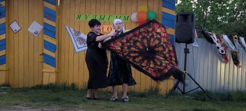 Яулык йөзне нурландыра, начар күзләрдән саклый