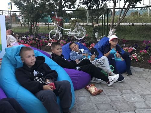 Шәмәрдәндәге «Яшьлек» яшьләр үзәге балалар өчен ачык һавада мультфильмнар күрсәтүне оештыра