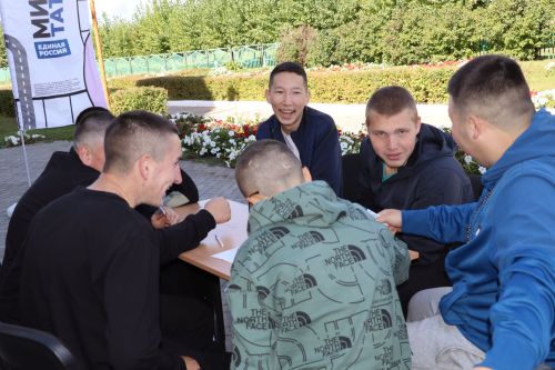 Сабага яшьләр автобусы килде