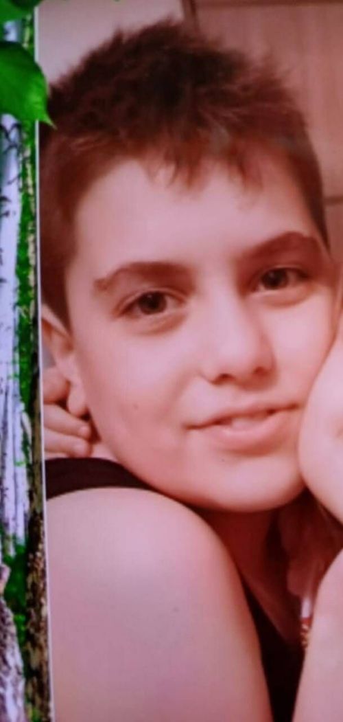 Полиция хезмәткәрләре һәм волонтерлар югалган 12 яшьлек малайны эзли