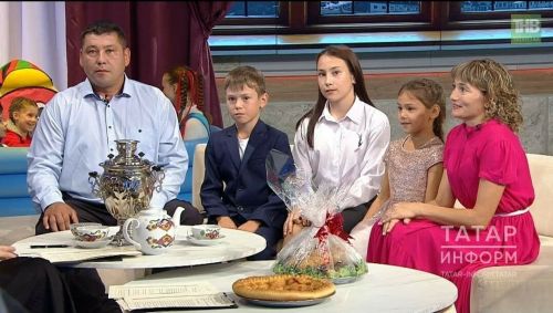 Райондашларыбыз Алия һәм Зөлфәт Кәримуллиннар балалары белән «ТНВ»да «Гаилә белән сайлыйбыз!» телемарафонында катнашты.