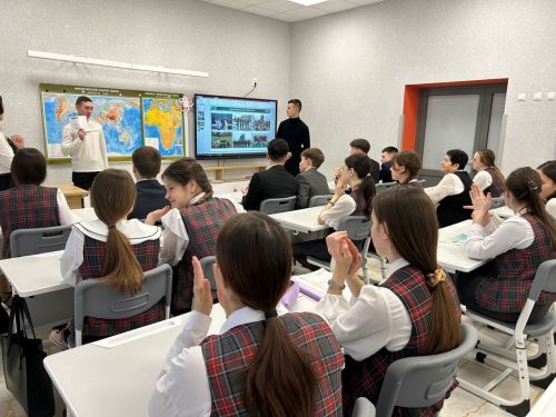 Эльмир белән Нурсил  хәрби университет белән таныштыра