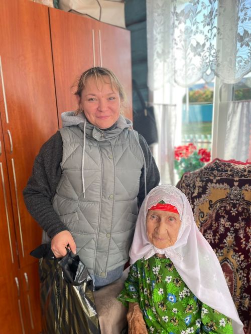 Медицина хезмәткәрләре сәламәтлек саклау өлкәсендә яшәүче ветераннарны өйләренә барып котладылар