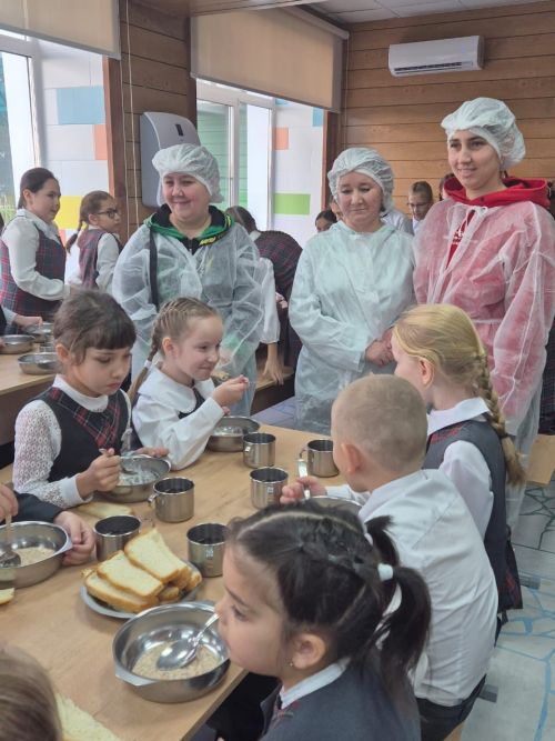 Эзмә мәктәбендә укучы балаларның әти-әниләре ашханәдәге ризыкларның сыйфаты белән кызыксындылар