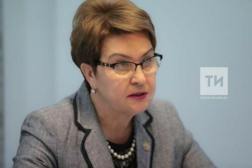 Сәрия Сабурская хәрби хезмәткәрләрнең хокукларын яклау һәм аларга ярдәм итү мәсьәләләре буенча «кайнар телефон элемтәсе» буенча сорауларга җавап бирә