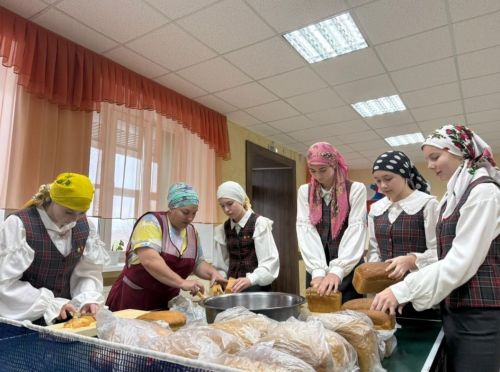 Олы Кибәче урта мәктәбе коллективы һәм укучылары махсус хәрби операциядә катнашучы хәрбиләргә сохари әзерләде