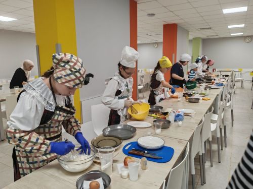 Укучылар токмач кистеләр, жюльен пешерделәр